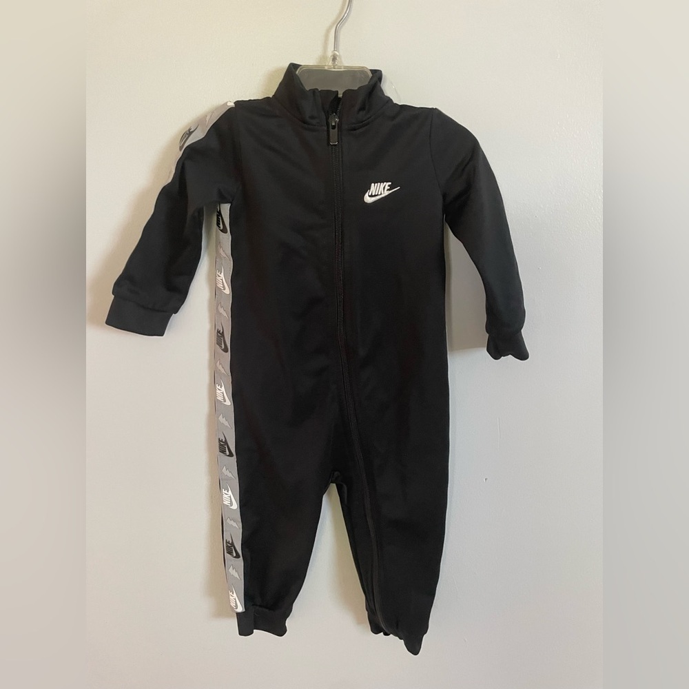 Nike Kids Full Zip, long sleeve One Piece in white and Black size  18 months